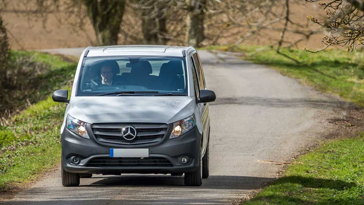 Mercedes kisbusz bérlés sofőrrel